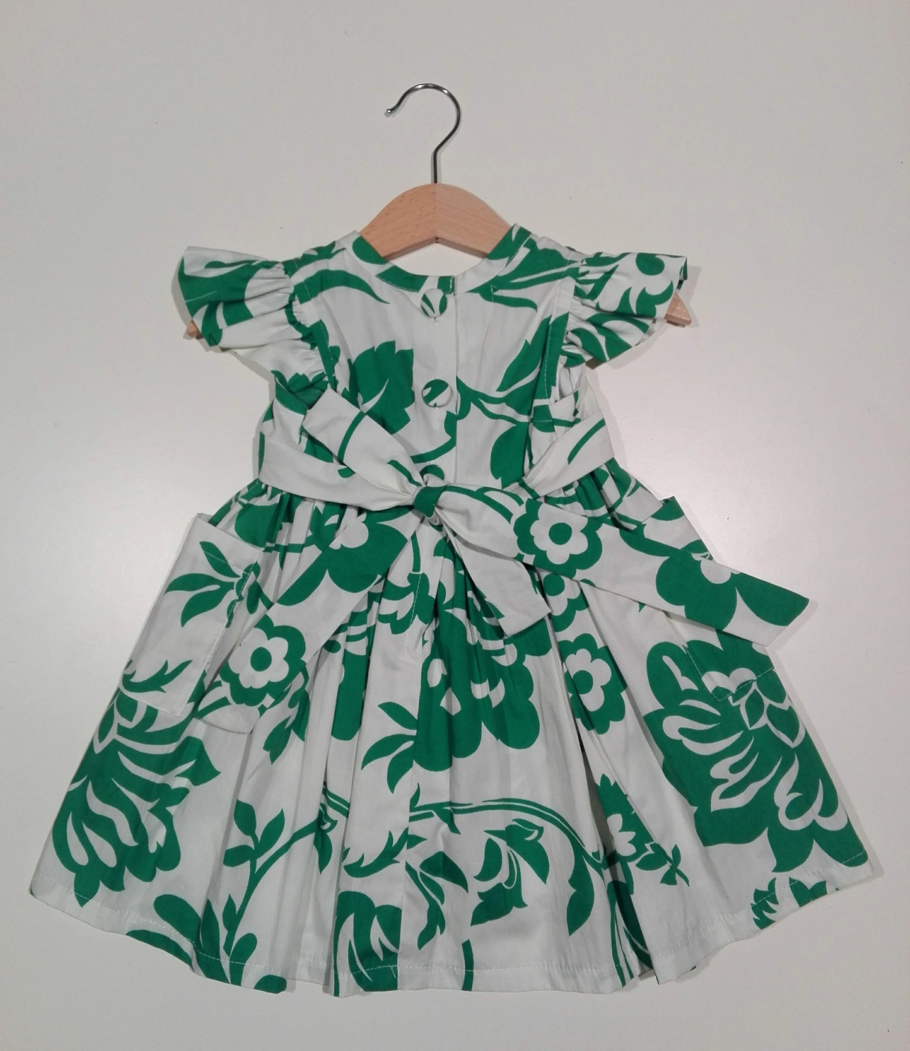 Dress with curled sleeve and wide belt in green