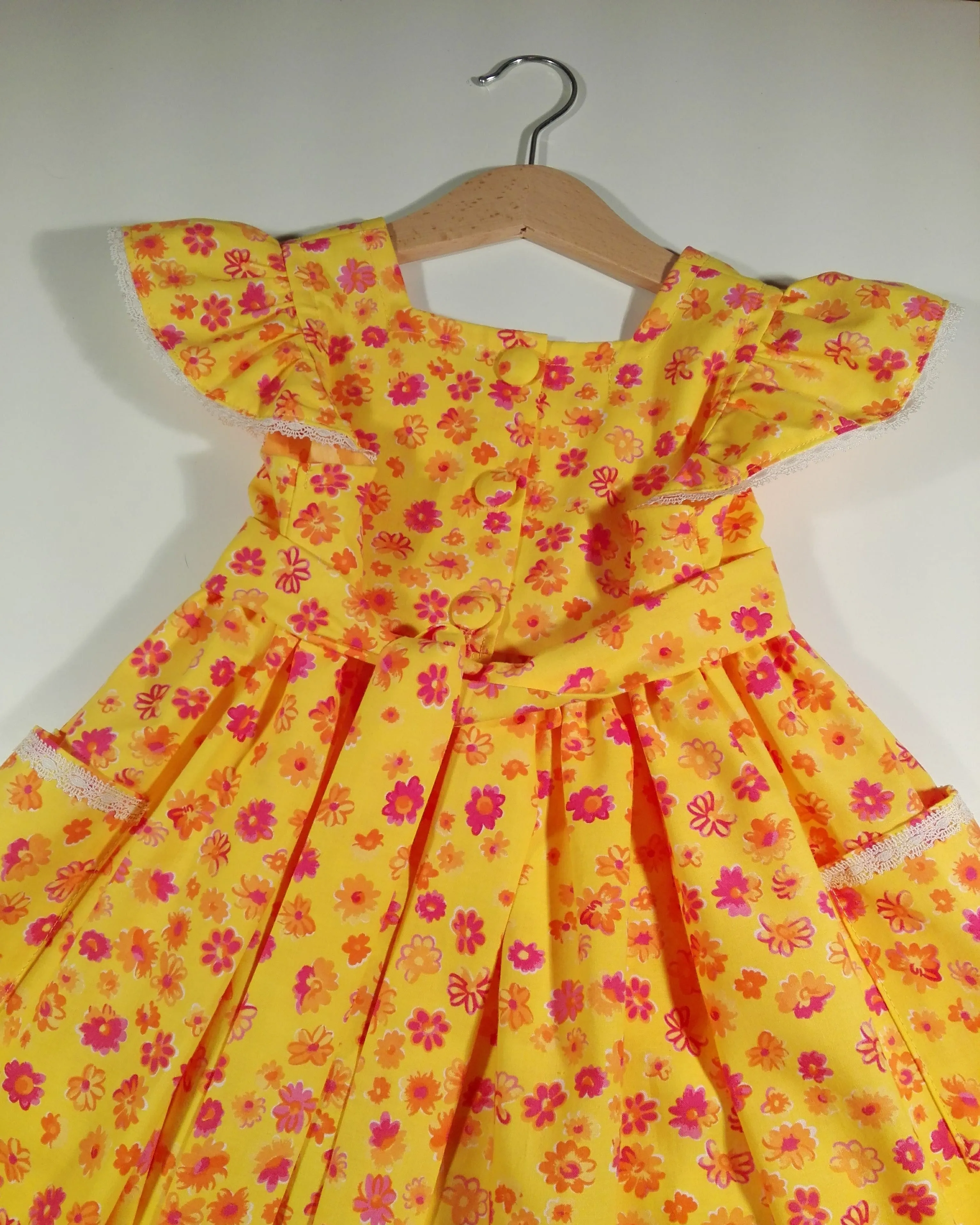 Dress with curled sleeve in cotton with lace and wide belt