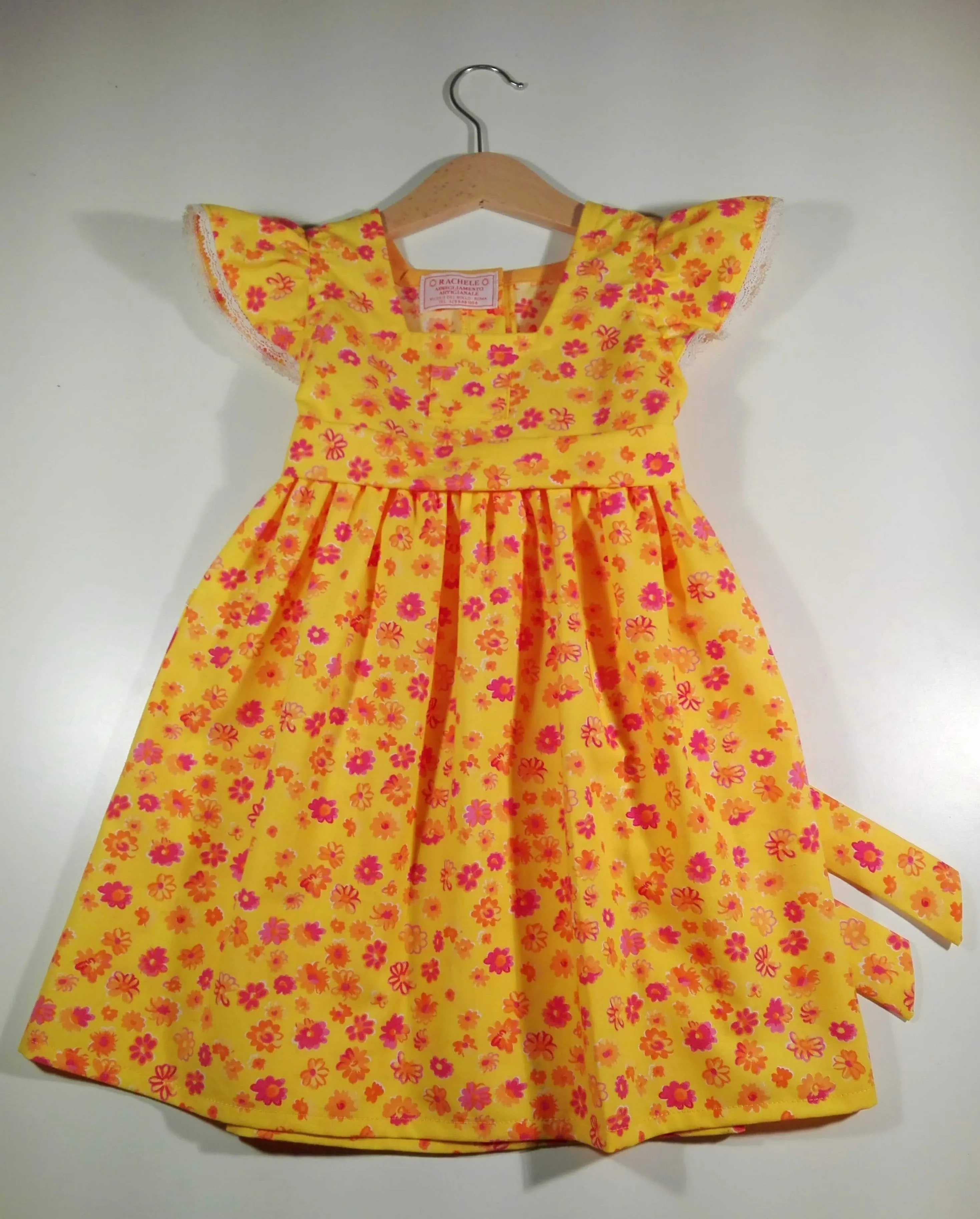 Dress with curled sleeve in cotton with lace and wide belt